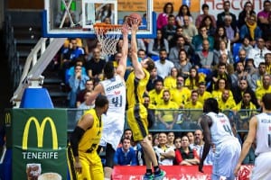 Willy Hernángomez (Real Madrid) y Will Hanley (Iberostar Tenerife) Foto: ACB