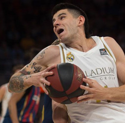 Una canasta de Deck sobre la bocina mantiene al Real Madrid invicto (89-91)