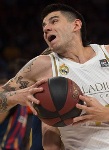 Una canasta de Deck sobre la bocina mantiene al Real Madrid invicto (89-91)