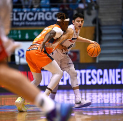 Davison y Stephens son decisivos en la trabajada primera victoria de Monbus Obradoiro (78-65)