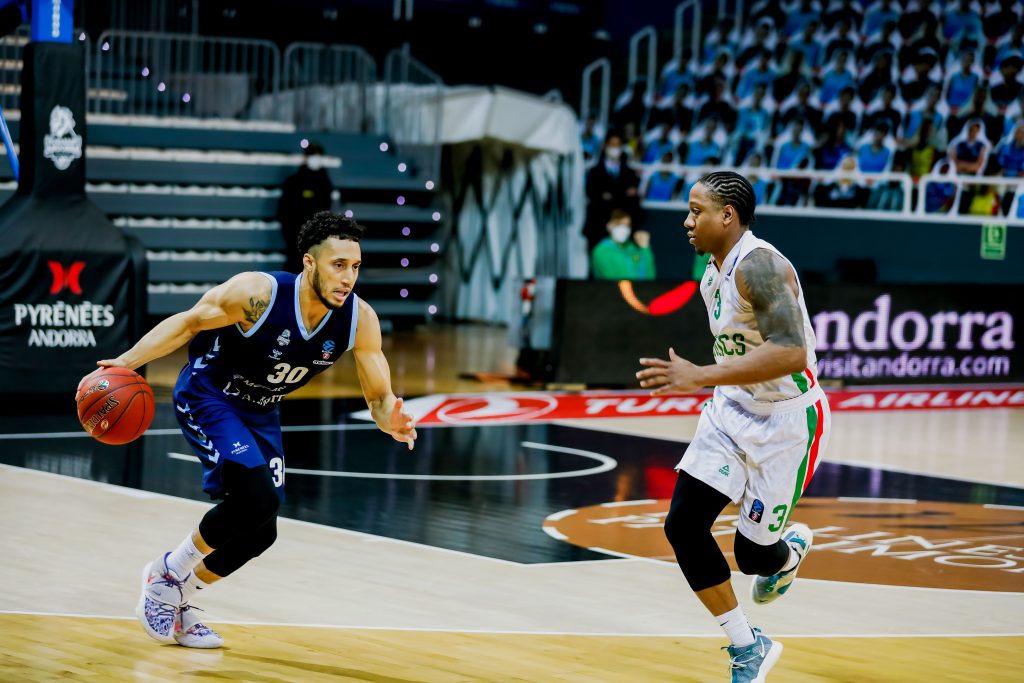 Unics se lleva por poco un partido muy físico (66-73)