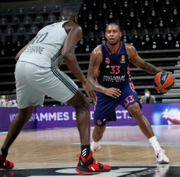 El Madrid gana la primera de las cuatro finales que le quedan por el playoff (71-74)