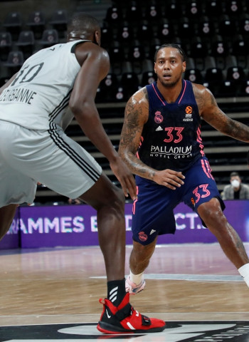 El Madrid gana la primera de las cuatro finales que le quedan por el playoff (71-74)