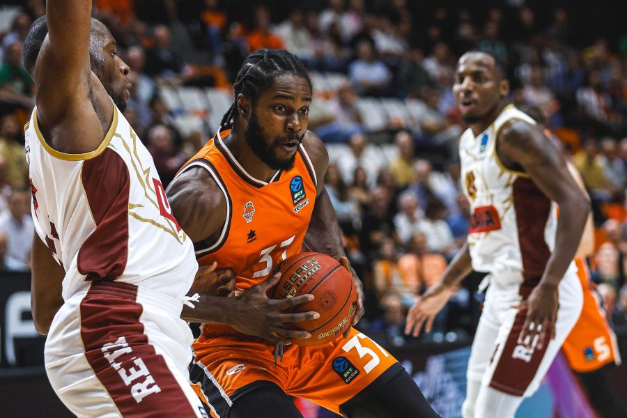 Valencia Basket aprovecha las bajas de la Reyer Venezia para imponer su ritmo (105-83)