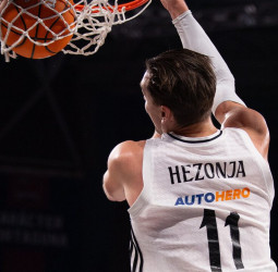 El Real Madrid se asegura ir a la Copa y se lo complica al Baskonia, 82-89