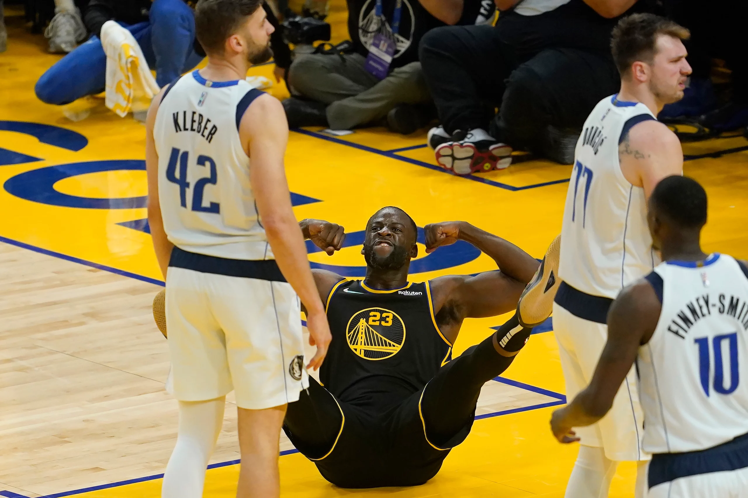 [1-0] Los Mavericks no logran superar la defensa de los Warriors (87-112)