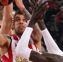Derrota del Laboral Kutxa en el Pireo (82-68)