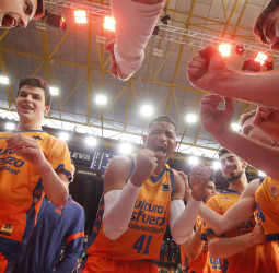 Los bases del Valencia Basket decantan el choque frente a Unicaja (90-75)