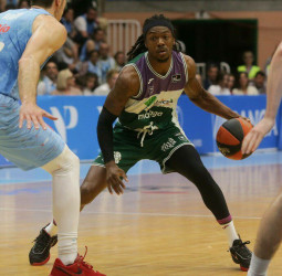 Unicaja aprovecha el apagón del Breogán en el último cuarto (74-90)