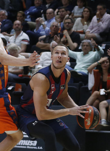 Bitci Baskonia vence en Valencia y acaricia la semifinal (79-80)