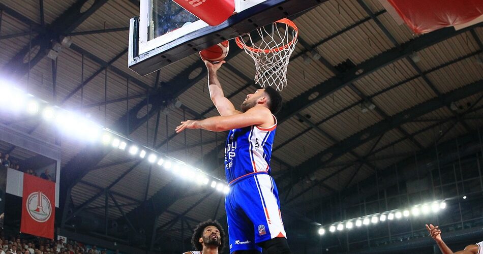 Vasilije Micic, con una actuación magistral, lidera a Efes hacia el campeonato