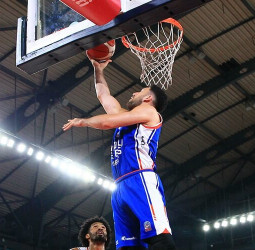 Vasilije Micic, con una actuación magistral, lidera a Efes hacia el campeonato