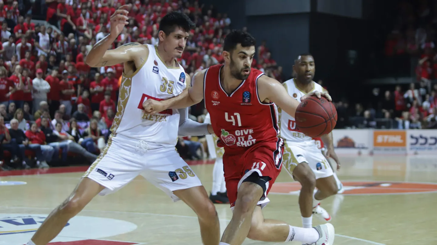 El Hapoel vence al Reyer por 90-80 y alcanza los cuartos de final