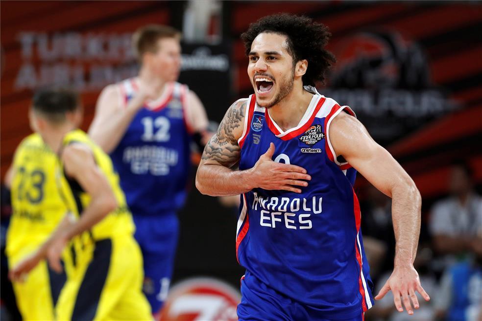 El Anadolu Efes renueva a Micic y negocia con Larkin
