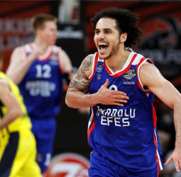 El Anadolu Efes renueva a Micic y negocia con Larkin