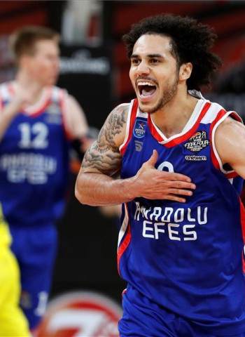 El Anadolu Efes renueva a Micic y negocia con Larkin