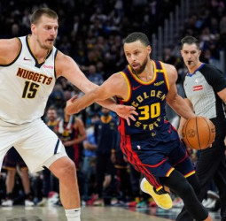 Los Nuggets también hincan la rodilla ante Curry, 104-118