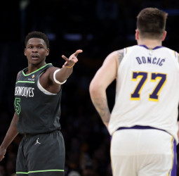 Una manada de lobos atemoriza la ciudad de Los Angeles, 117-95 [0-1]