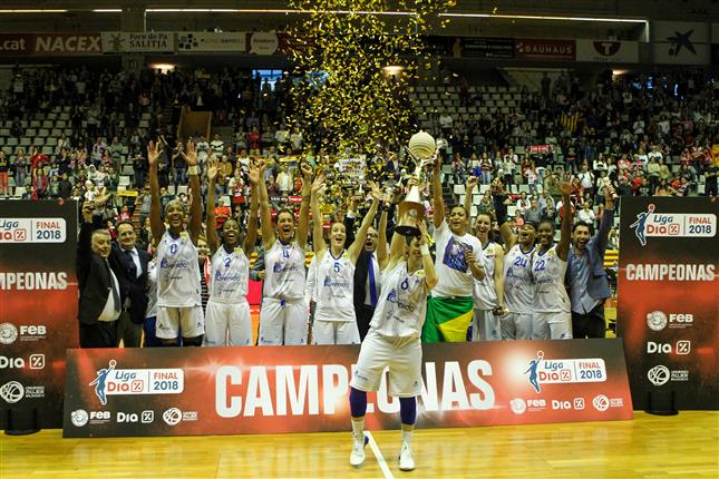 Perf. Avenida redondea su cuento de hadas con el segundo triplete (61-77)