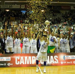 Perf. Avenida redondea su cuento de hadas con el segundo triplete (61-77)