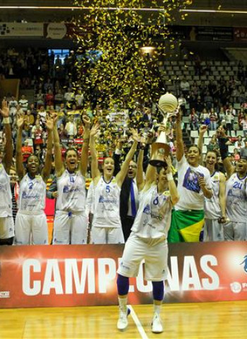 Perf. Avenida redondea su cuento de hadas con el segundo triplete (61-77)
