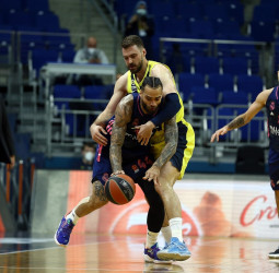 El Madrid se clasifica para el playoff de la Euroliga con una exhibición en Estambul (67-93)