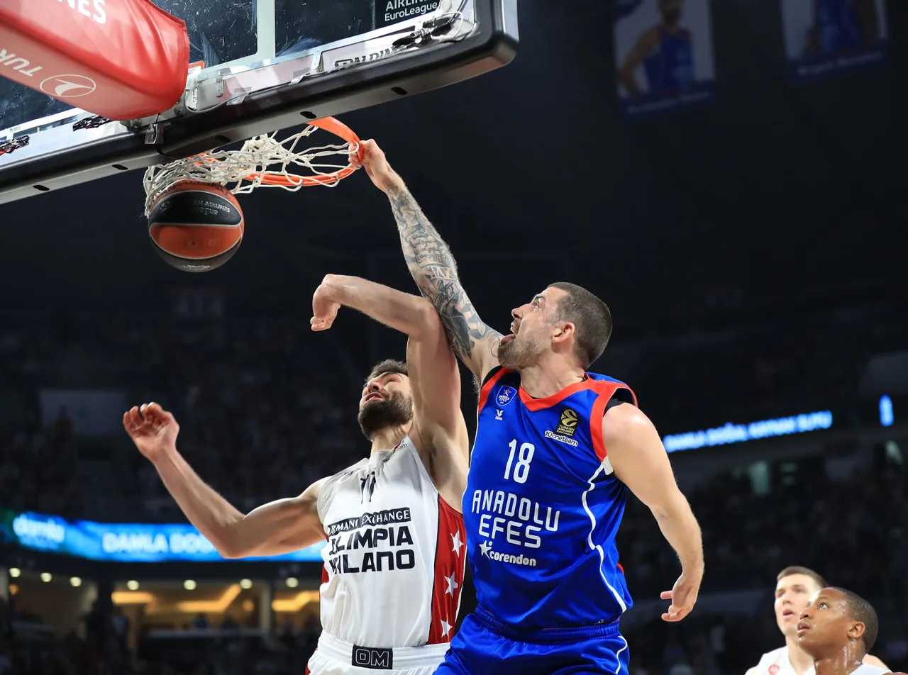 [1-2] El Anadolu Efes pone contra las cuerdas al Milán (77-65)