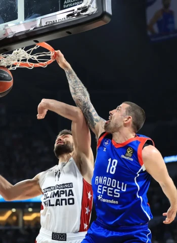 [1-2] El Anadolu Efes pone contra las cuerdas al Milán (77-65)