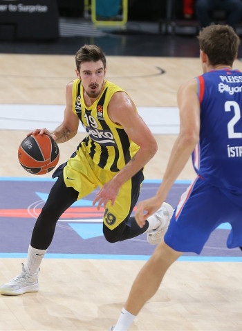 Nando de Colo, un mes de baja