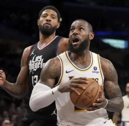 LeBron James dinamita el derbi angelino