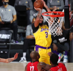 Los Lakers resisten el último empujón tejano (110-100) [3-1]
