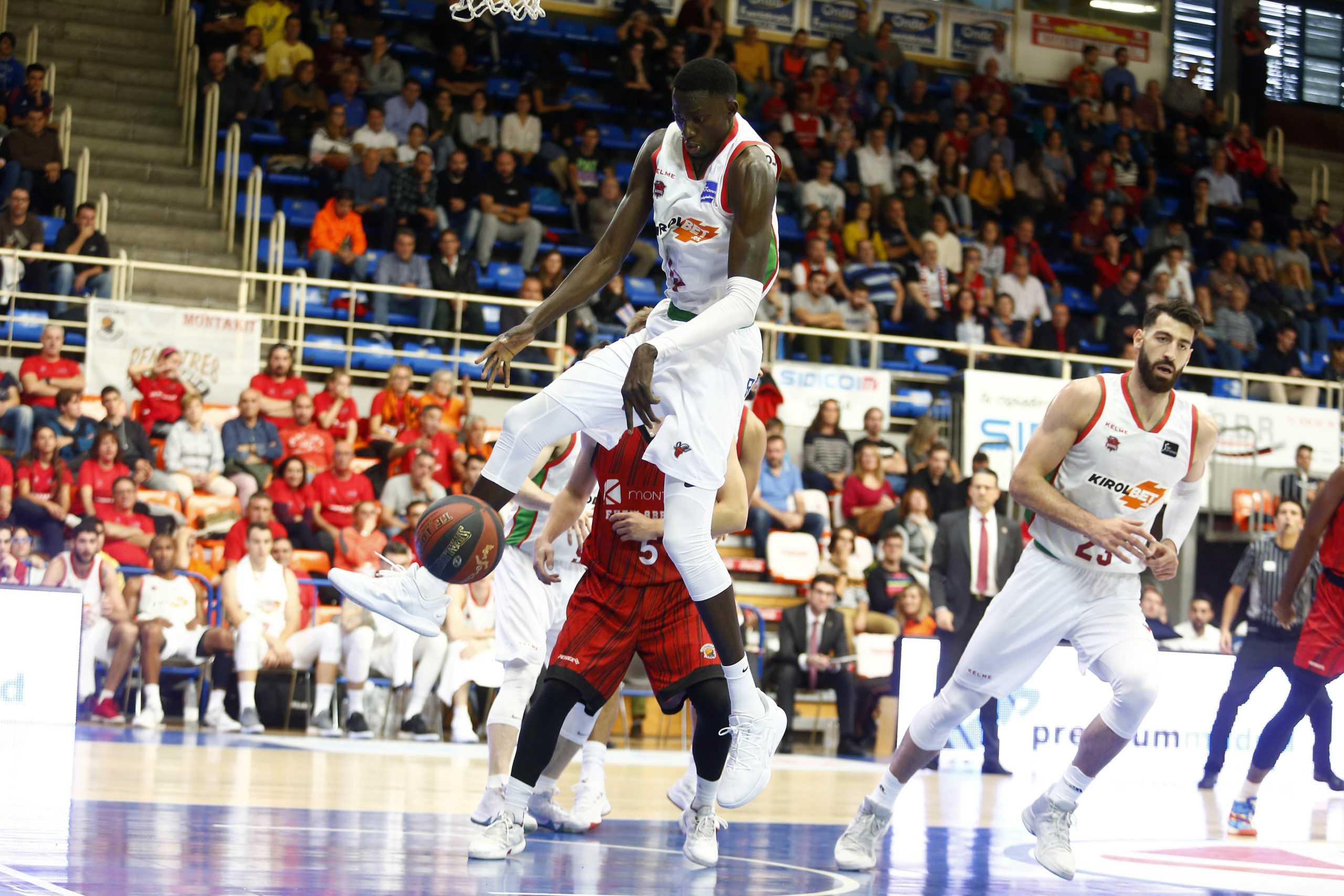 KIROLBET Baskonia visita el Fernando Martín en la vuelta de la Liga Endesa