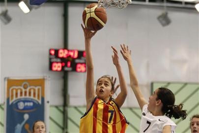 Lucía Navarro tiene genes de baloncesto