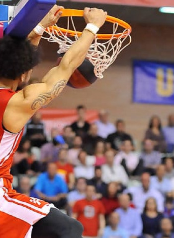 UCAM Murcia sale del descenso con una paliza y 38 puntos de Booker (116-94)