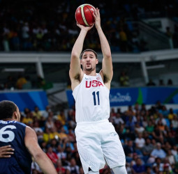 Estados Unidos, entre sufrimiento y control, gana a Francia (100-97)