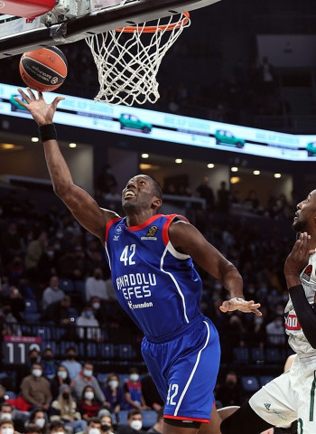 Moerman gana en el último momento para el Efes (82-81)