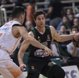 Dura derrota del Baskonia en el OAKA (100-68)