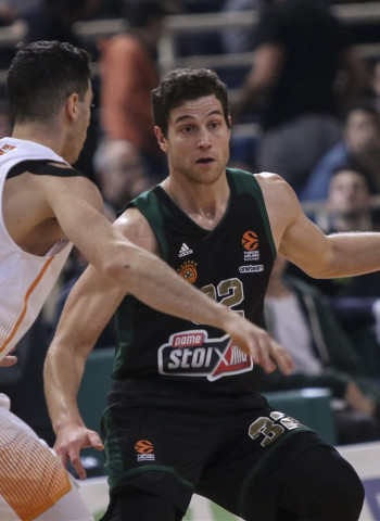 Dura derrota del Baskonia en el OAKA (100-68)