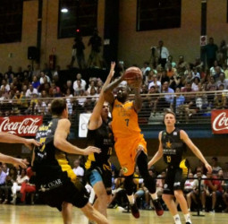 El Herbalife Gran Canaria se lleva el primer derbi insular (63-77)