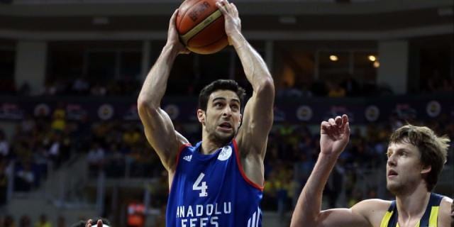 El Fenerbahce pone contra las cuerdas al Anadolu Efes (1-3)