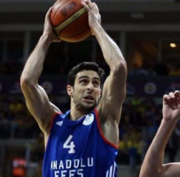 El Fenerbahce pone contra las cuerdas al Anadolu Efes (1-3)