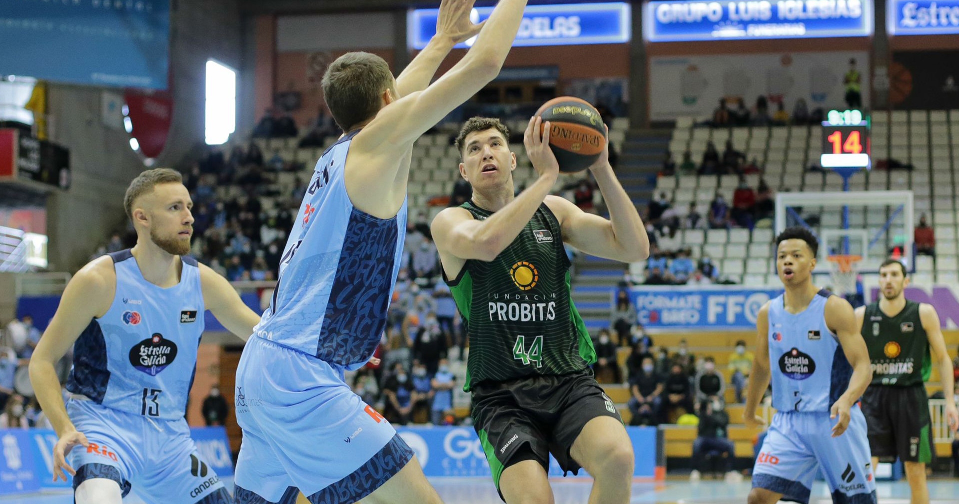 La Penya asalta el Pazo dos Deportes (87-90)
