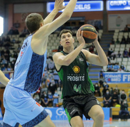 La Penya asalta el Pazo dos Deportes (87-90)