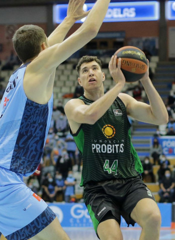 La Penya asalta el Pazo dos Deportes (87-90)