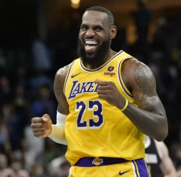 37 de LeBron y 36 de Davis, para ganar a los Grizzlies