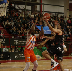 Leyma Coruña sobrevive a una emboscada, 81-83