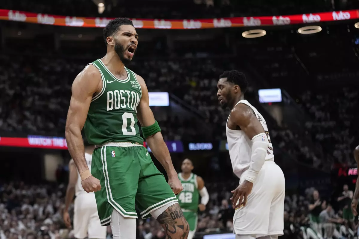 Tatum coge las riendas, 93-106 [2-1]
