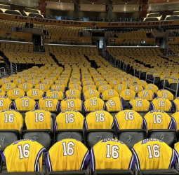 Los Angeles Lakers retiran el número 16 de Pau Gasol