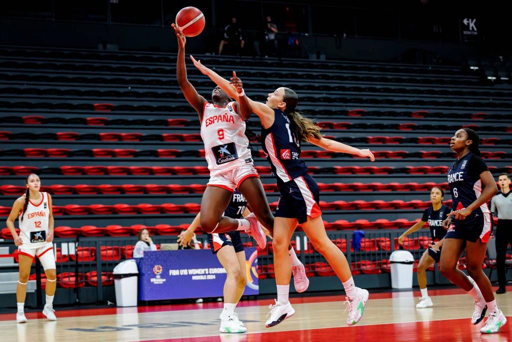España no culmina la remontada y peleará por el bronce, 57-65