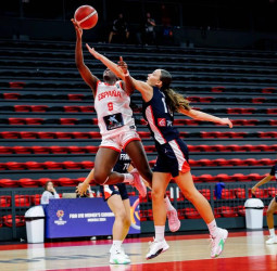 España no culmina la remontada y peleará por el bronce, 57-65